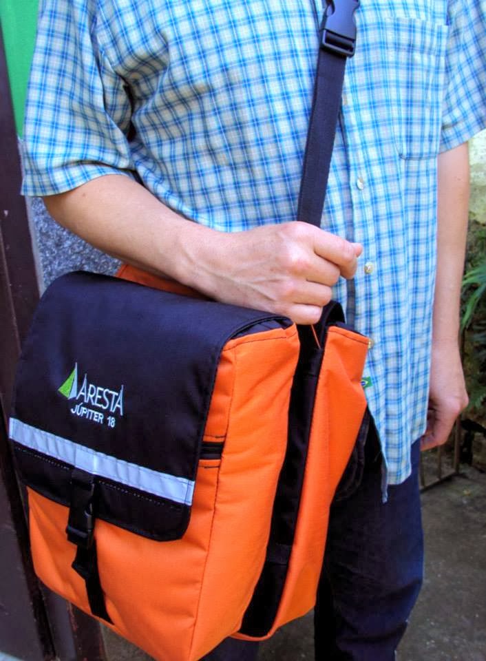 Com alça removível, para ser usado como bolsa