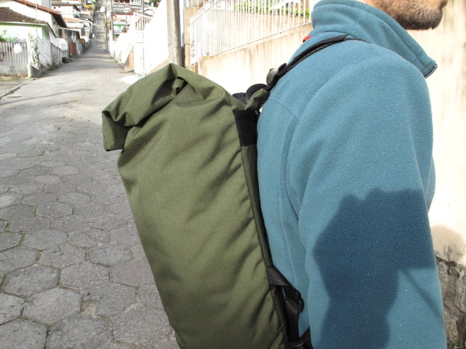 Um dos lados vira mochila