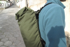 Um dos lados vira mochila
